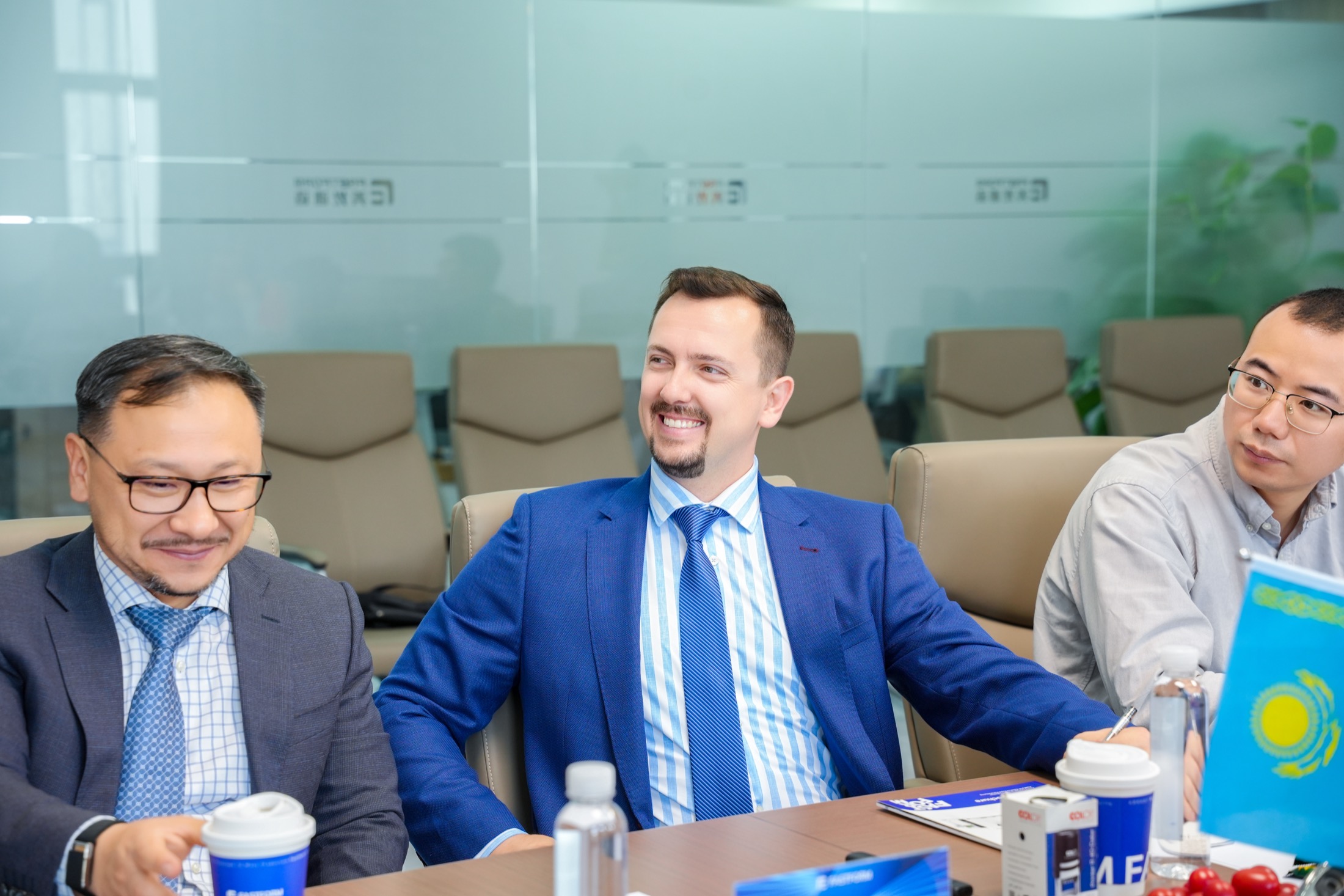 Представители Apex Century и партнёры на встрече в Suzhou